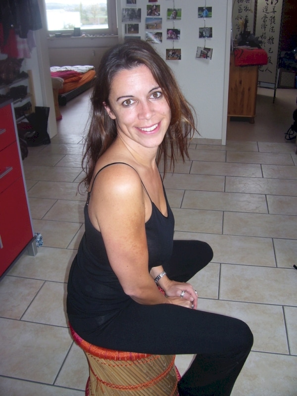 Coquine de cougar dominante pour gars qui est docile